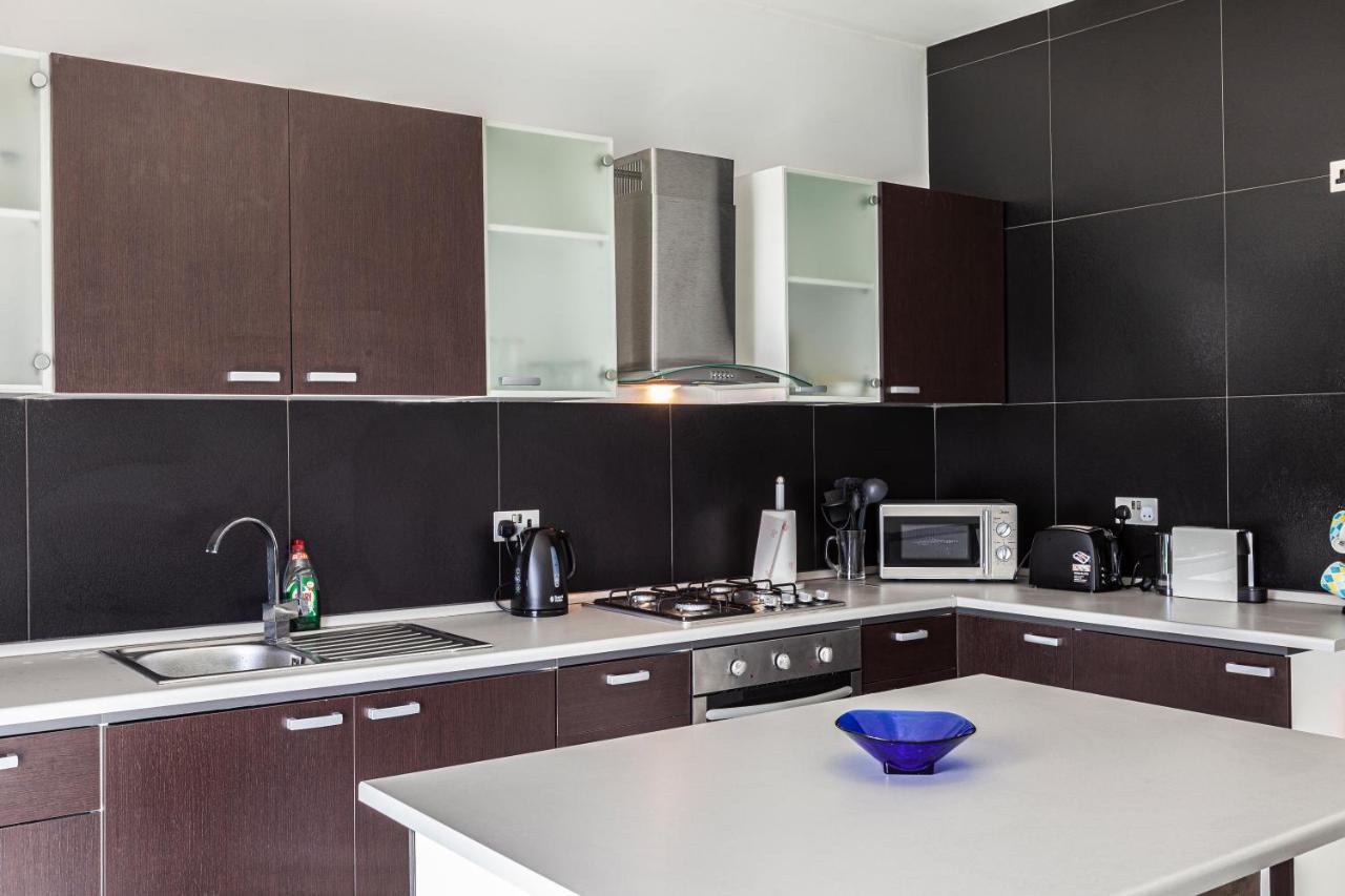 Z4 - Seafront Apartment خليج سانت بول المظهر الخارجي الصورة
