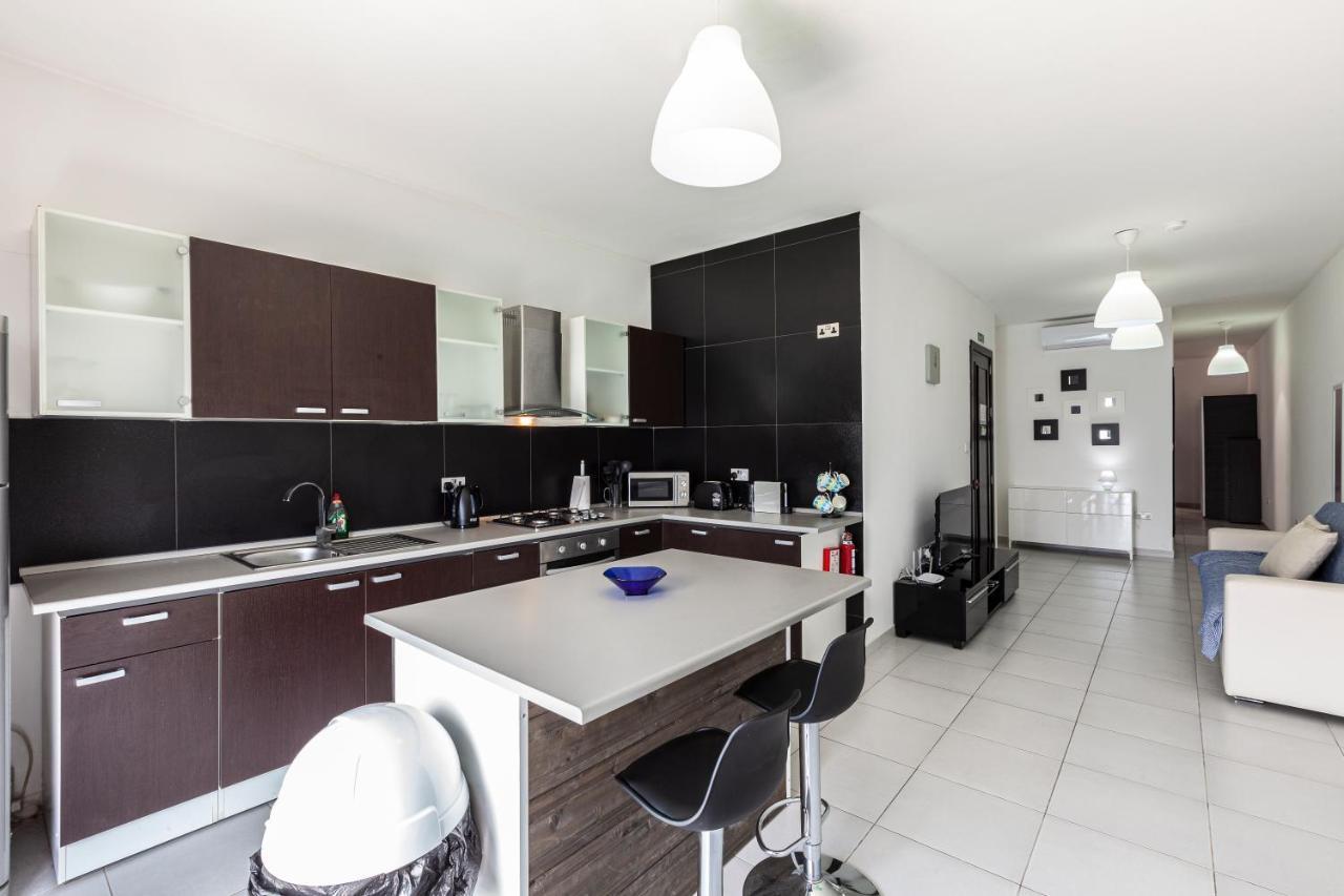 Z4 - Seafront Apartment خليج سانت بول المظهر الخارجي الصورة