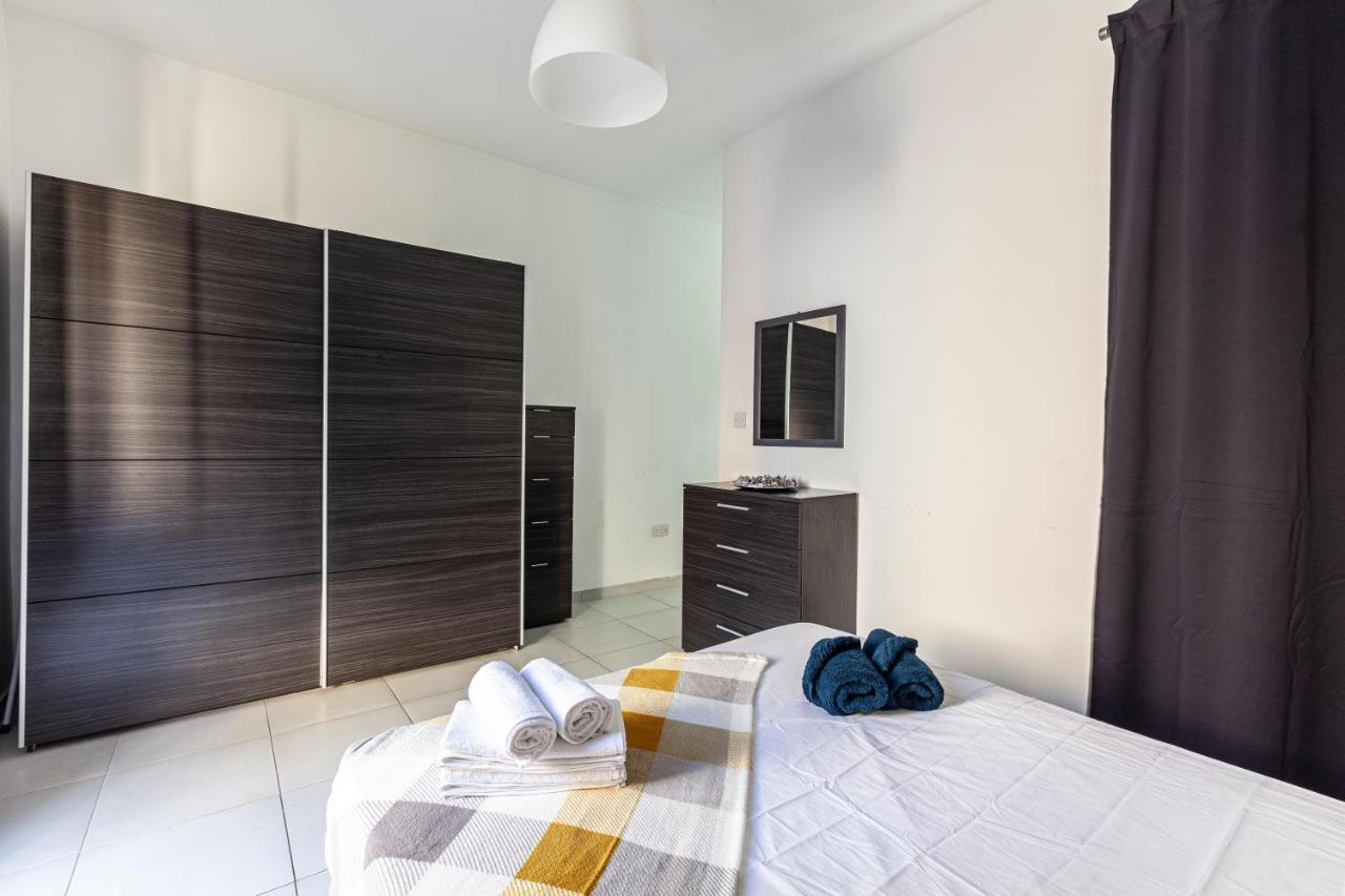 Z4 - Seafront Apartment خليج سانت بول المظهر الخارجي الصورة